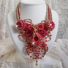 Collana di rubini ricamati con agata rossa e perle di corallo semiprezioso in stile Haute-Couture